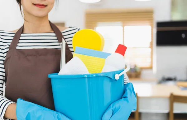 无法辨认的千禧年女佣拿着装有清洁用品的桶在屋里 手牵手 用洗涤剂裁剪家庭主妇的照片 准备好了打扫房子 卫生服务概念 — 图库照片