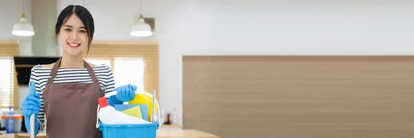 Millennial Empregada Segurando Balde Com Suprimentos Limpeza Dentro Casa Close — Fotografia de Stock