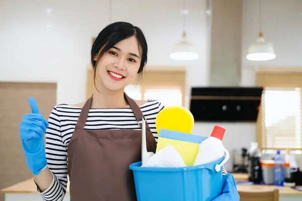 无法辨认的千禧年女佣拿着装有清洁用品的桶在屋里 手牵手 用洗涤剂裁剪家庭主妇的照片 准备好了打扫房子 卫生服务概念 — 图库照片