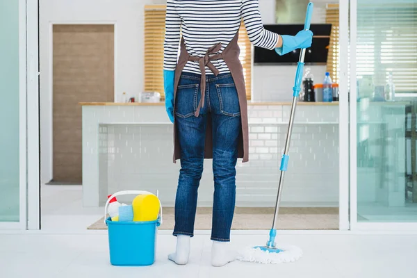 漂亮女人戴着防护手套 拿着用洗涤剂和抹布擦拭房子的扁平湿拖把和桶的剪影 — 图库照片