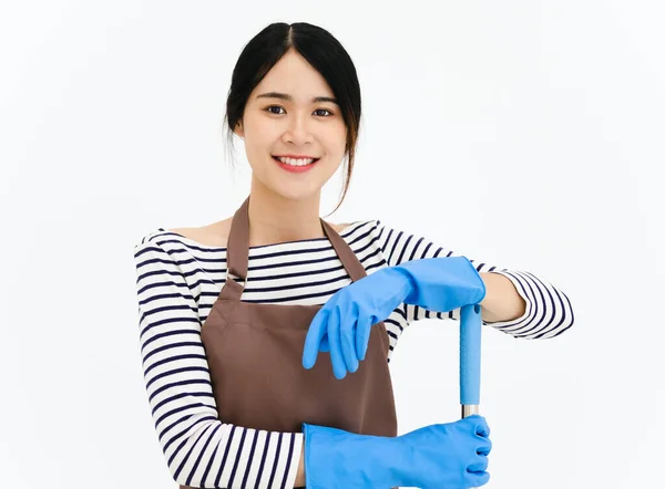 快乐的亚洲女人 戴着蓝色手套微笑着和拖把摆姿势 看着相机的肖像 在白色背景下隔离 — 图库照片