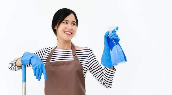 Szczęśliwa Azjatycka Kobieta Niebieskich Rękawiczkach Uśmiechnięta Podczas Pozowania Mopem Butelką — Zdjęcie stockowe