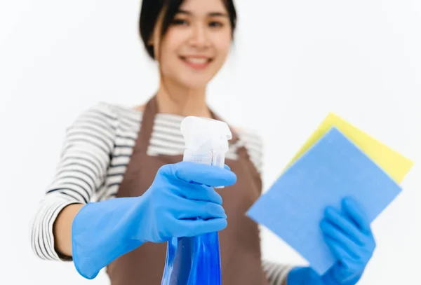 Glückliche Asiatische Frau Blauen Handschuhen Lächelt Während Sie Mit Schwamm — Stockfoto