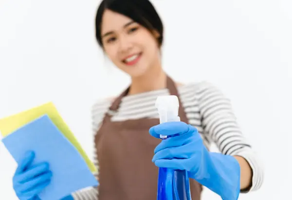 Temizlikçi Kadın Elinde Temiz Sıvı Süngerle Mavi Şişeyle Elinde Beyaz — Stok fotoğraf