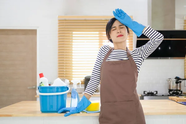 Müde Junge Frau Steht Mit Reinigungsprodukten Und Geräten Der Küche — Stockfoto