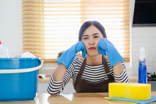 Mutfakta Temizlik Ürünleri Ekipmanlarla Oturan Yorgun Genç Bir Kadın Işi — Stok fotoğraf