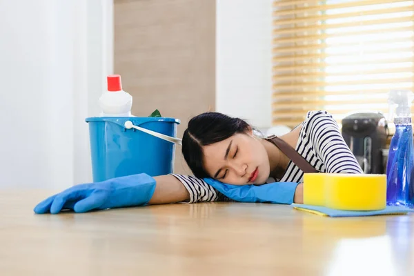 Κουρασμένη Γυναίκα Καθαρότερο Στην Ποδιά Και Γάντια Για Τον Καθαρισμό — Φωτογραφία Αρχείου