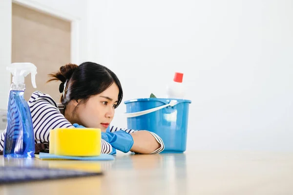 Mujer Joven Frustrada Con Delantal Guantes Goma Azul Sentada Cocina — Foto de Stock