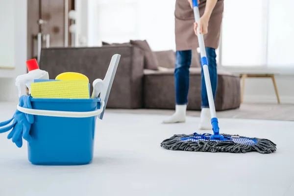 Mulher Asiática Esfregando Chão Azulejo Sala Estar Enquanto Faz Limpeza — Fotografia de Stock