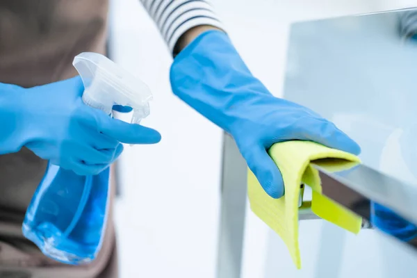 Καθαρισμός Και Απολύμανση Σπιτιών Νεαρή Γυναίκα Προστατευτικά Γάντια Καθαρίζει Κιγκλίδωμα — Φωτογραφία Αρχείου