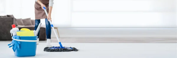 Ładna Młoda Dama Fartuchu Wycierająca Podłogę Mopem Sprzątająca Dom Salonie — Zdjęcie stockowe