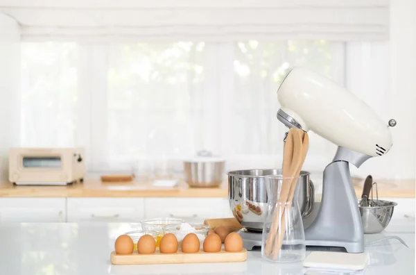 Mesa Cozinha Branca Com Ingredientes Acessórios Para Produtos Panificação Caseiros — Fotografia de Stock