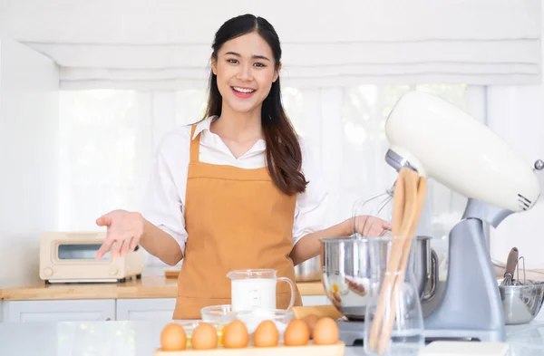 Uśmiechnięta Młoda Kobieta Białej Kuchni Stół Składnikami Akcesoriami Domowych Pieczywa — Zdjęcie stockowe