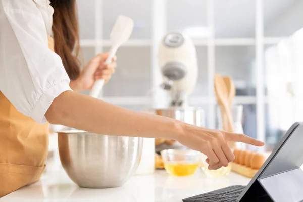 Zamknij Ręce Komputerem Kuchni Dowiedz Się Gotowania Online Young Woman — Zdjęcie stockowe