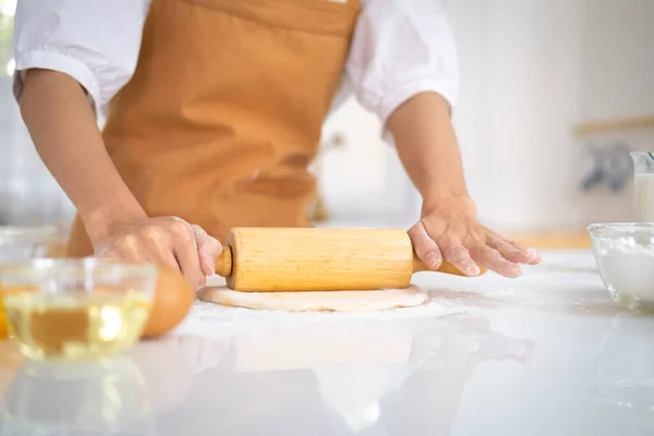 Στενή Άποψη Των Αρτοποιών Εργάζονται Σπιτικό Ψωμί Χέρια Ετοιμάζουν Ζύμη — Φωτογραφία Αρχείου