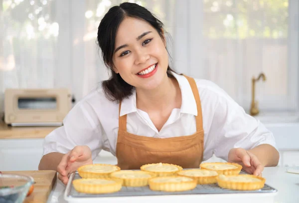 小商业企业家亚洲女人面包店制作水果馅饼 一个快乐的年轻的亚洲女孩厨师在厨房的白色柜台上做奶油奶酪水果馅饼的图片 — 图库照片