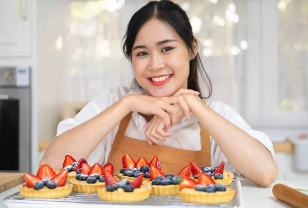 Młoda Piękna Kobieta Piecze Kuchni Piekarni Kawiarni Świeżo Upieczona Tarta — Zdjęcie stockowe