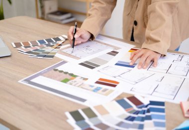 Mimari tasarımcı iç mimari tasarım çizimi çizim planı seçim malzemesi renk örnekleri sanat araçları tasarım stüdyosu. Fotoğraf konsepti teknik çizimler üzerine. Yaratıcı masadaki materyal örneği