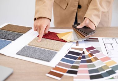 Mimari tasarımcı iç mimari tasarım çizimi çizim planı seçim malzemesi renk örnekleri sanat araçları tasarım stüdyosu. Fotoğraf konsepti teknik çizimler üzerine. Yaratıcı masadaki materyal örneği