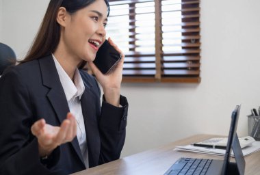 iş kavramı - Office telefonda konuşurken iş kadını