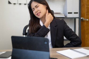 İş kadını iş yerinde dizüstü bilgisayar ve boyun ağrısı, ofis sendromlu kız stresi ve hastalık, sağlık ve duygu konsepti.