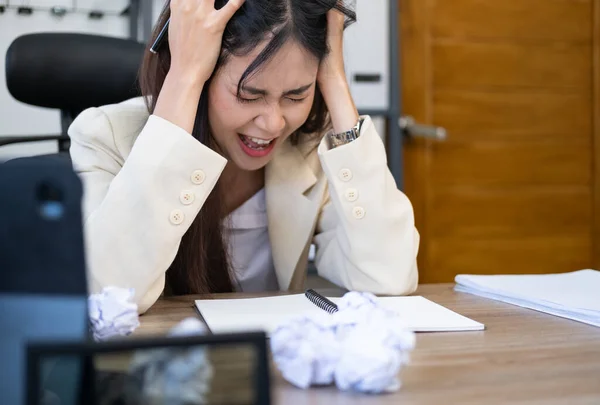 Mujer Negocios Estresada Gritando Voz Alta Computadora Portátil Oficina — Foto de Stock