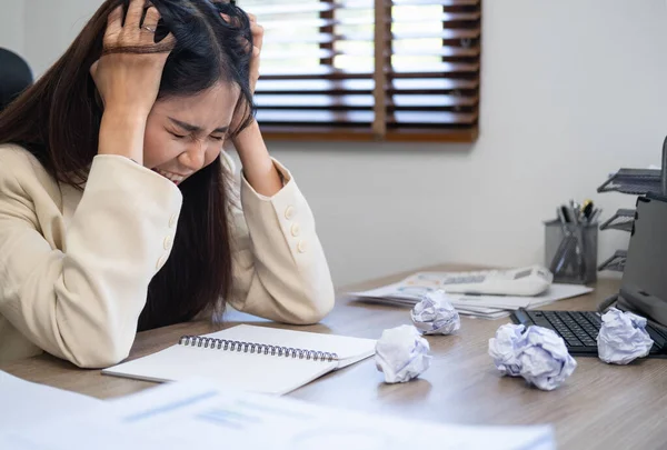Estresado Asiático Mujer Negocios Con Documento Trabajo Oficina — Foto de Stock