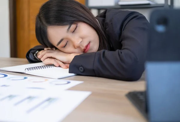 Una Mujer Negocios Cansada Trabajada Durmiendo Mesa Oficina Joven Chica — Foto de Stock