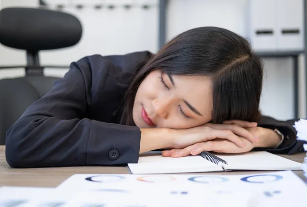 Perezosa Mujer Negocios Durmiendo Escritorio Oficina — Foto de Stock