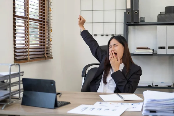 Esneme, Ofis Masası çalışma ve bir fincan kahve, aşırı iş yükü ve Uyku yoksunluğu kavramı holding yorgun uykulu kadın