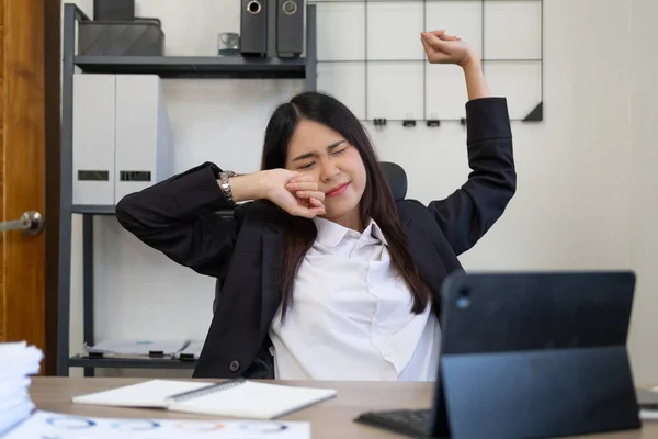 Mujer Agotada Estresada Sentada Escritorio Oficina Trabajando Horas Extras Está — Foto de Stock