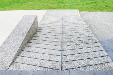 Tekerlekli sandalyedeki engelliler için giriş çıkışı..