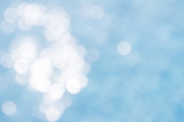 Yumuşak odak ışığı efektleri, güneşli yansımalı otel yüzme havuzu. Bulanık Arkaplan