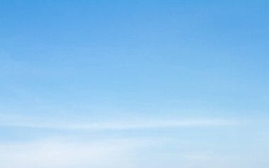 Yaz mavisi gökyüzü bulutu gradyan açık beyaz zemin. Güneşin altında açık bulutlu bir güzellik sakin bir kış havası. Çevre gününün ufuk çizgisinde kasvetli, canlı Cyan manzarası