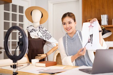 Mobil video çağrısı, tekstil tasarımı ve tasarımcı dijital web sunumunda yaratıcı kumaş seçenekleri sunar. Giysi iletişimi, atölye çalışması ve kadın perakende kıyafet modeline işaret ediyor