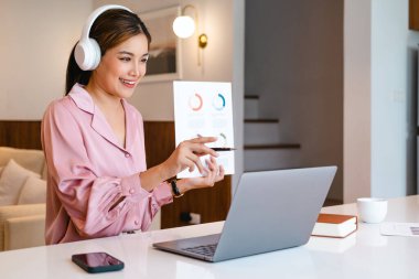 Milenyum öğretmeni evden webcam 'e çevrimiçi ders veriyor, blog yazarı canlı yayında..