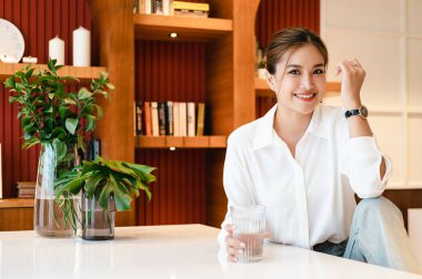 Diyet Konsepti. Bir bardak taze suyla mutlu, sağlıklı genç bir kadın. Sağlık hizmetleri. İçkiler. Sağlıklı yaşam tarzı ve yemek. Sağlıklı, Güzel, Diyet, Konsept.