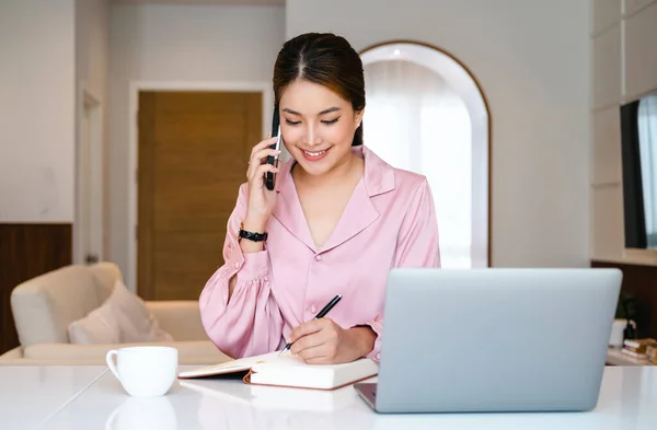Glückliche Geschäftsfrau Sitzt Schreibtisch Hinter Laptop Und Telefoniert Arbeit Von — Stockfoto