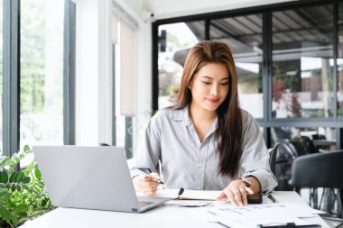 Ofiste çalışan gülümseyen güzel Asyalı kadın fotokopi alanı olan bilgisayarı kullanıyor. İşyeri sahipleri online pazarlama e-pazarlama, ev konseptinden çalışmalar...