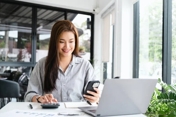 Ziemlich Glücklich Junge Asiatische Unternehmerin Mit Handy Arbeiten Mit Laptop — Stockfoto