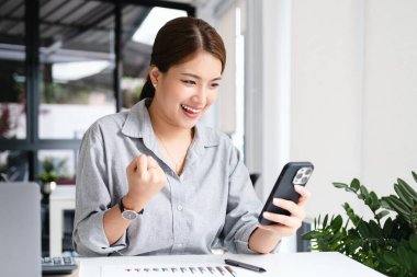Mutlu Asyalı Genç İş Kadını Başarılı Heyecanlı Eller Akıllı Telefonla Neşeleniyor.