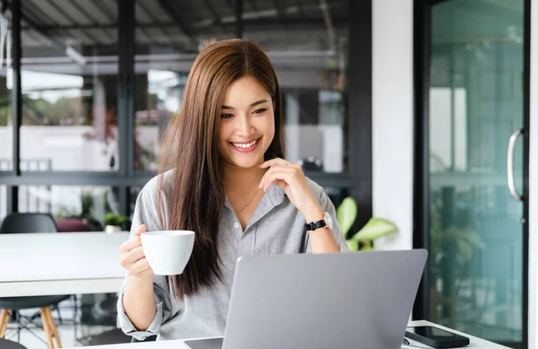 Fröhliche Geschäftsfrau Die Büro Laptop Arbeitet Asiatische Glückliche Schöne Geschäftsfrau — Stockfoto
