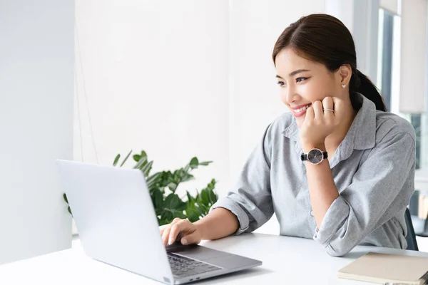Χαρούμενη Επιχειρηματίας Που Εργάζεται Φορητό Υπολογιστή Στο Γραφείο Ασιατική Ευτυχισμένη — Φωτογραφία Αρχείου