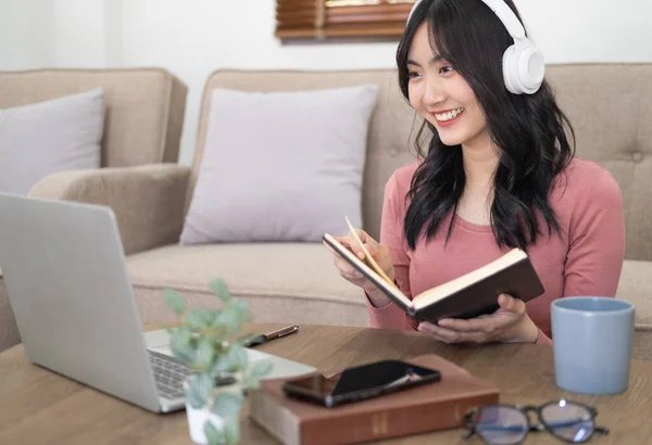 Usmívající Dívka Student Nosit Bezdrátové Sluchátka Studium Line Skype Učitel — Stock fotografie