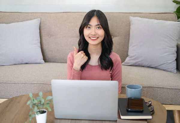 アジアの女性教師は ラップトップを使用して 家庭でインターネット上で通信しています ホームスクーリング 遠隔学習 オンライン学習 — ストック写真