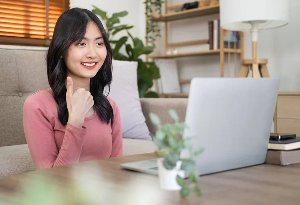 アジアの女性教師は ラップトップを使用して 家庭でインターネット上で通信しています ホームスクーリング 遠隔学習 オンライン学習 — ストック写真