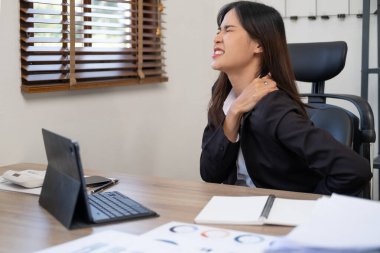 Ofis sendromu sorunu olan Asyalı güzel bir ofis kadını. Ofiste sağlık sorunu ve iş hayatı.