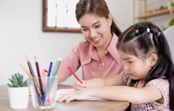Passatempo Educacional Desenvolver Habilidade Criatividade Conceito Criança Mãe Asiática Sua — Fotografia de Stock