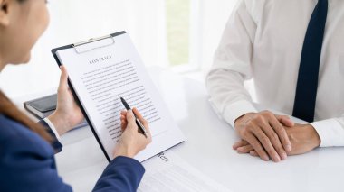 Erkek avukatlar ve iş müvekkilleri, vergi ve hukuki ve hukuki hizmet şirketleri arasındaki zaman aşımı mevzuatını okuyan avukatlar veya avukatlar.