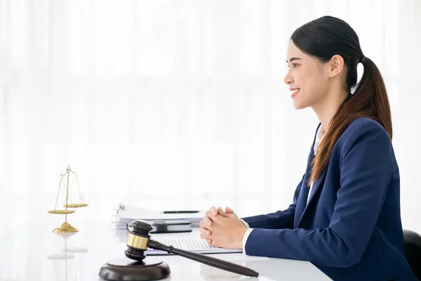 Modern Ofisteki Pirinç Pullu Beyaz Masada Tokmağı Olan Kadın Avukat — Stok fotoğraf